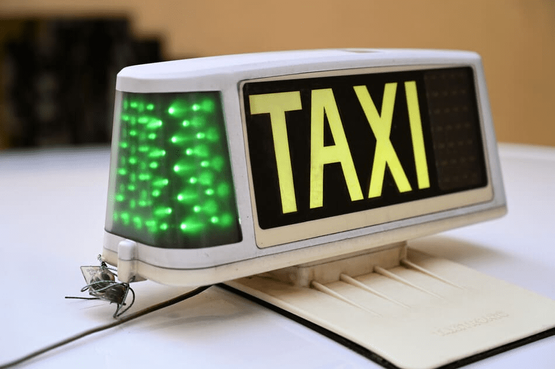 señal luminosa de taxi libre