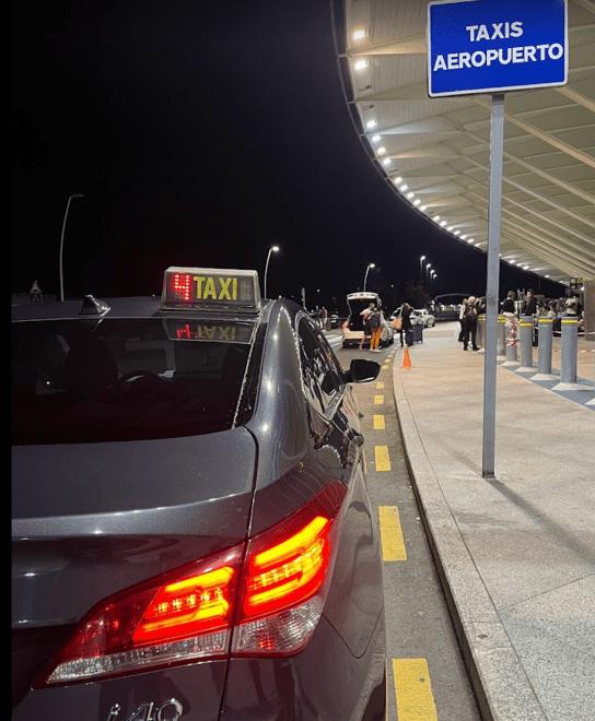 taxi aparcado en el aeropuerto